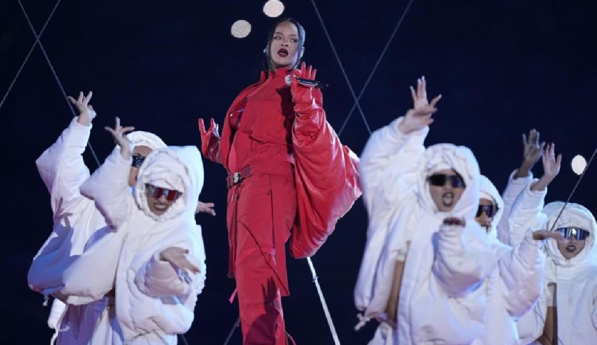 Rihanna announces pregnancy in Super Bowl Half-Time show