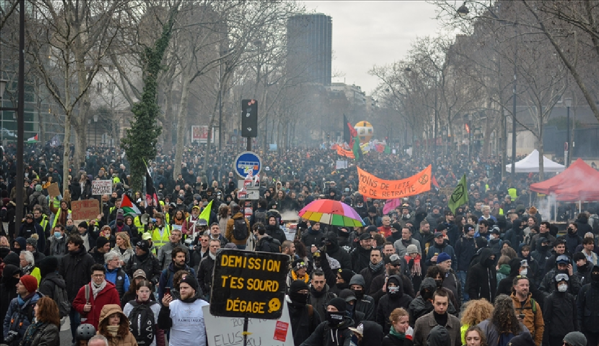 Protests continue in France on the 7th day of the strike