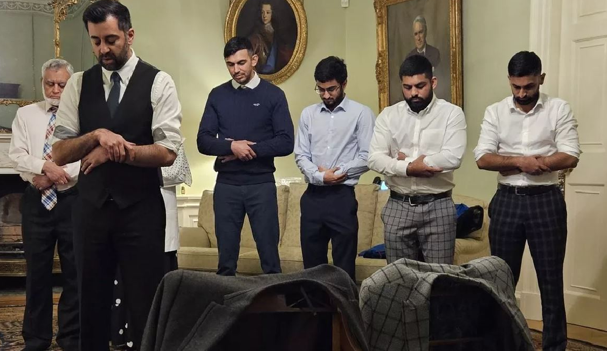 Scotland&#039;s new Muslim Prime Minister leads first prayer at official residence