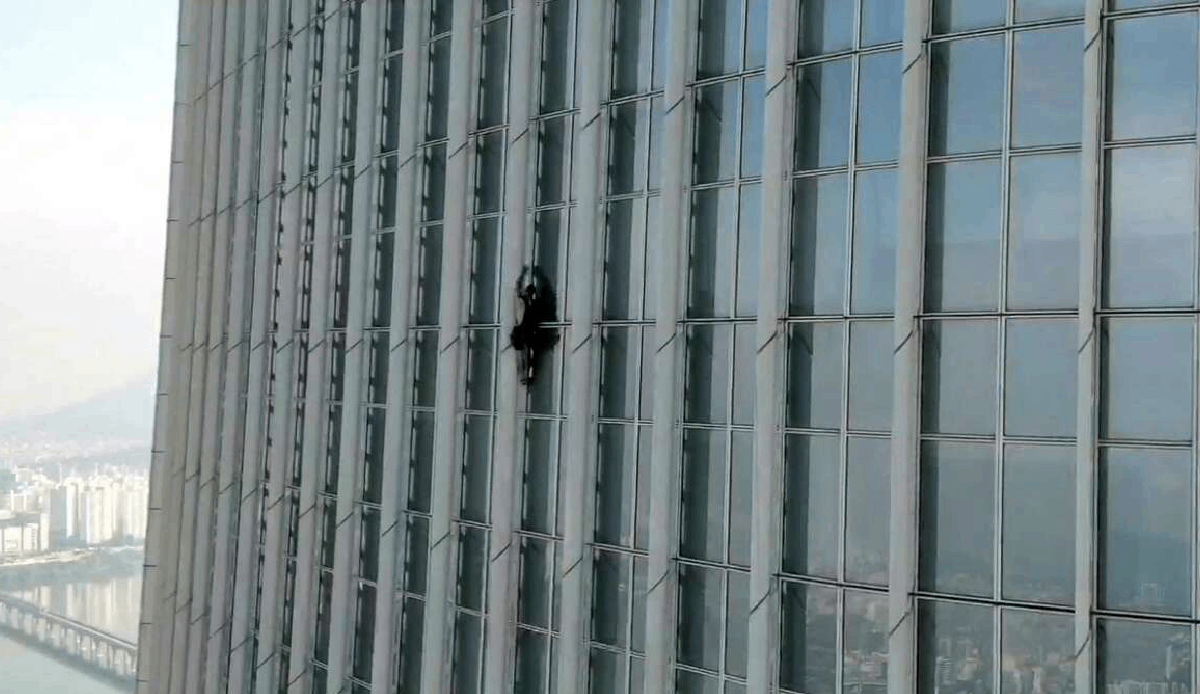 British man climbed to the 72nd floor of the skyscraper