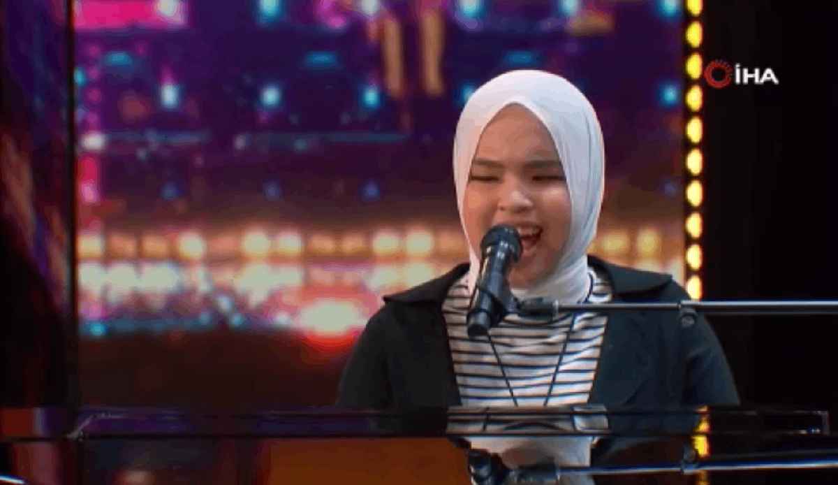 Visually impaired Muslim girl wows with piano recital