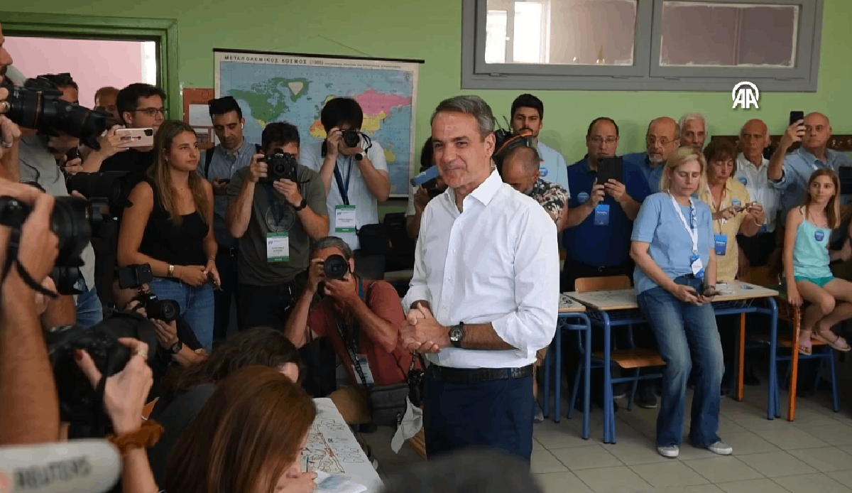 Former Prime Minister Mitsotakis and opposition leader Tsipas cast their votes