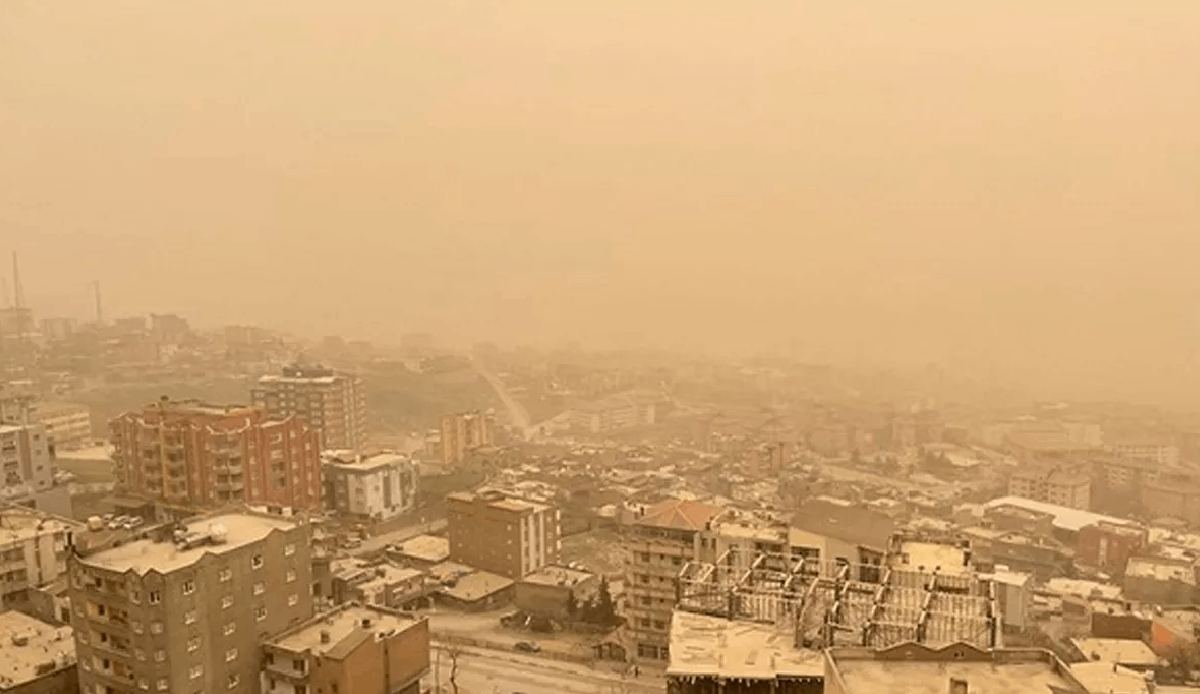 Dust storm hospitalizes hundreds in Iran