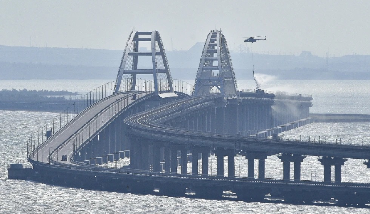 Two consecutive explosions on the Crimean bridge