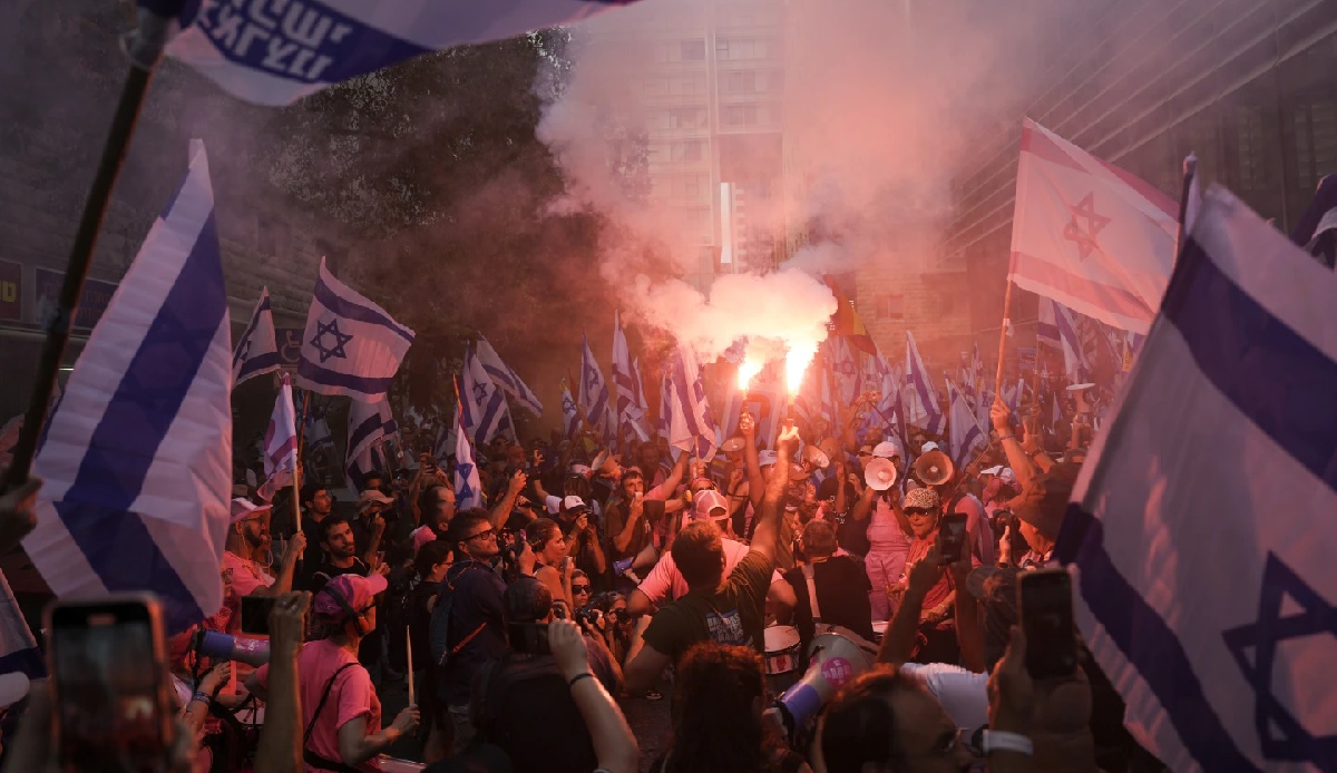 Smoke bombs thrown outside stock exchange, highways closed as protests continue in Israel