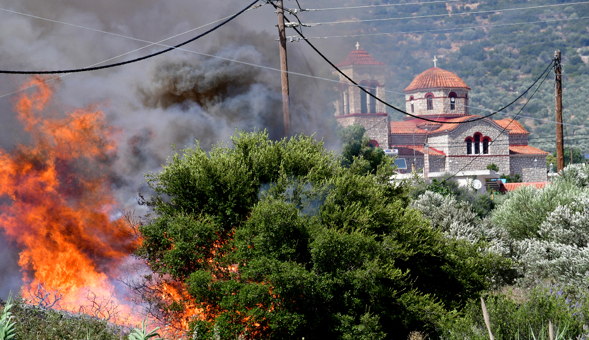 40,000 evacuated from Rhodes Island as wildfires rage in Greece