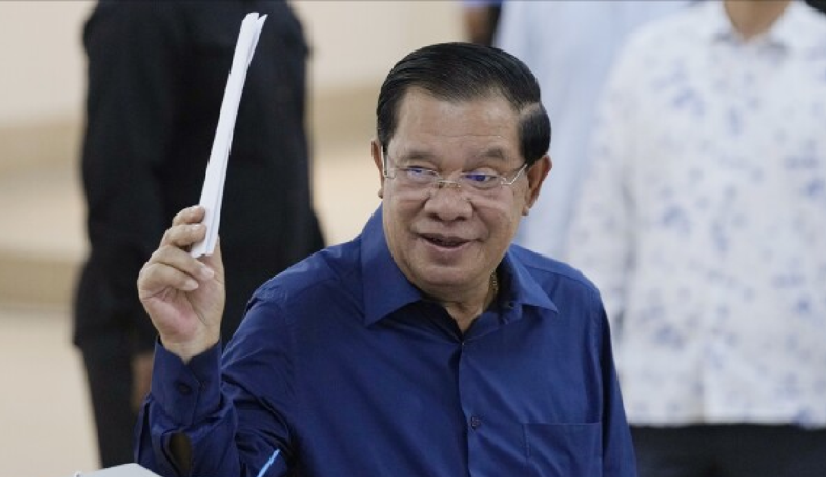 Cambodia&#039;s PM Hun Sen, in power for 40 years, hands over to his son