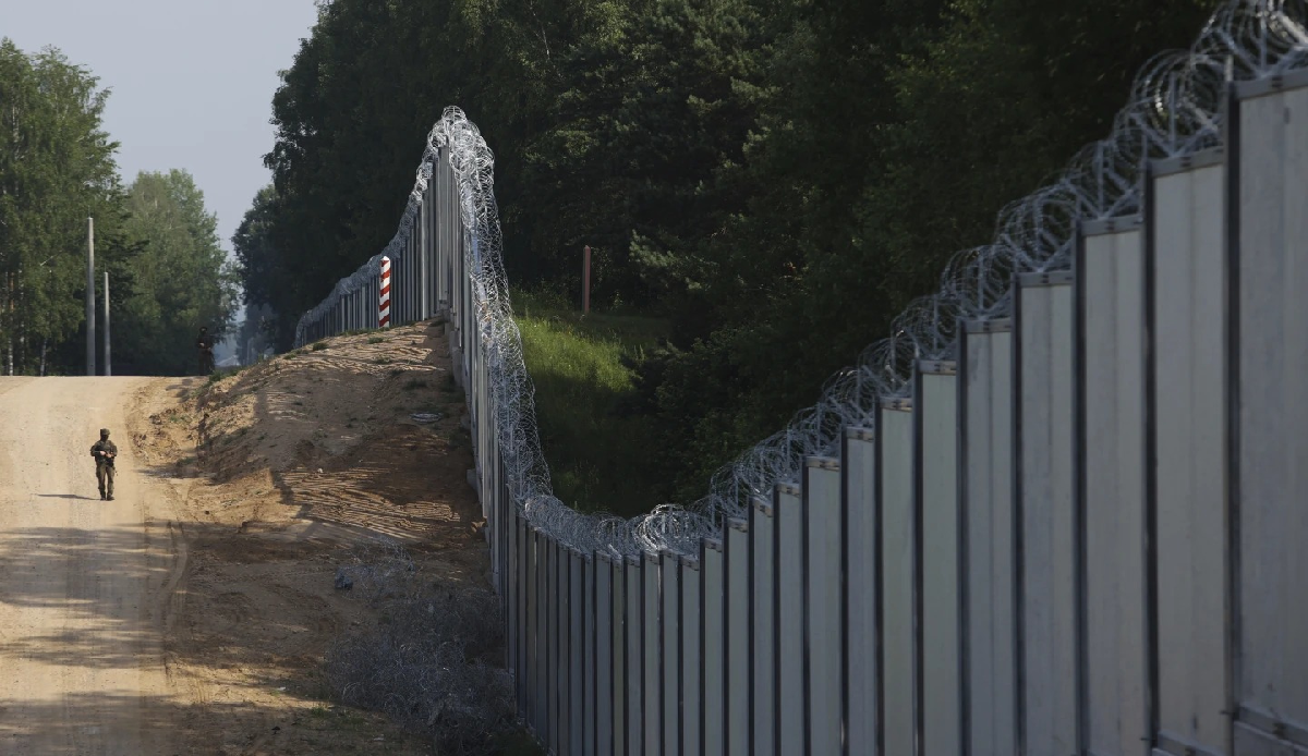 Poland announces it may completely close its border with Belarus