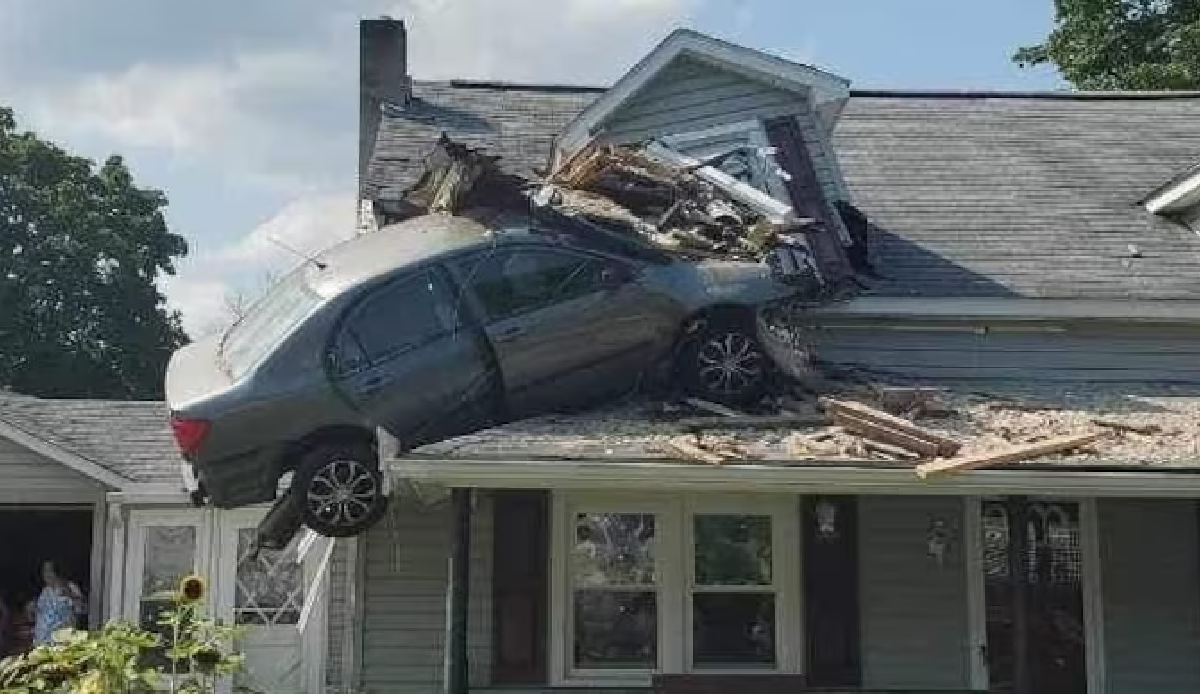 Car hangs from the roof of a house in an accident that resembles an action movie - World