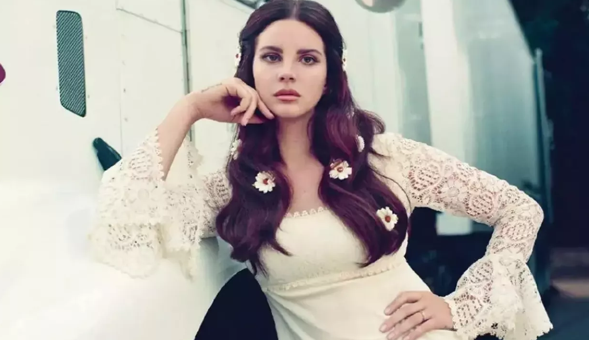 US singer Lana Del Rey clarifies waitress allegations