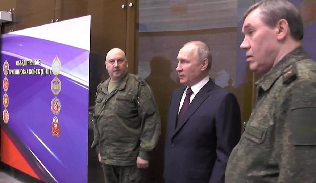 President Vladimir Putin visits Ukrainian border after Wagner coup