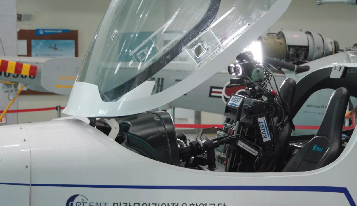 World's first humanoid robot 'PIBOT' developed by Korea