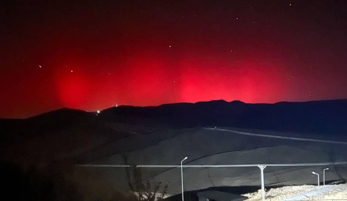 Northern Lights paint the sky red across Türkiye