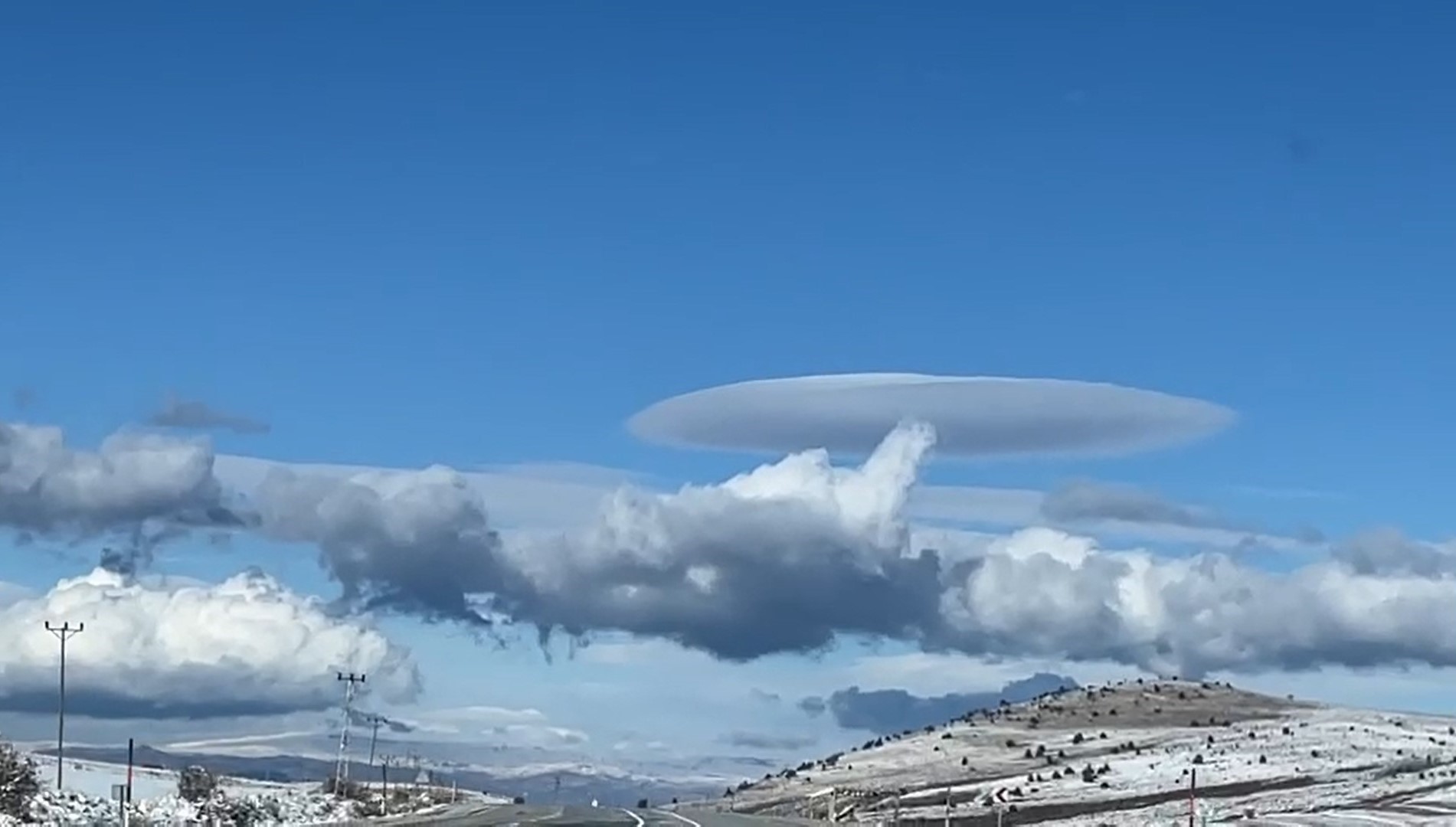 Spectacular lenticular cloud formation wows observers in Tatvan, Turkiye