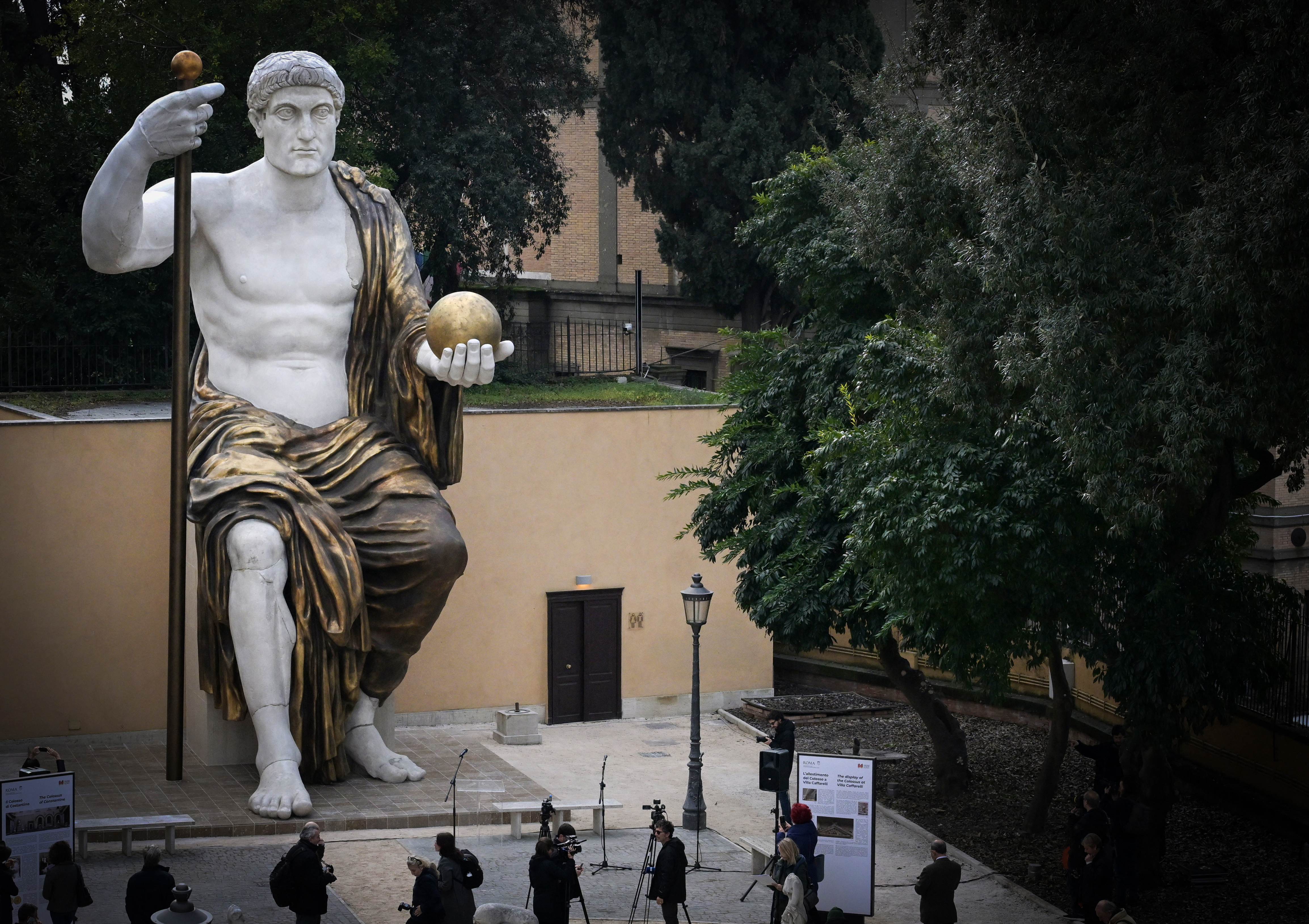 Huge statue of Roman emperor Constantine rebuilt