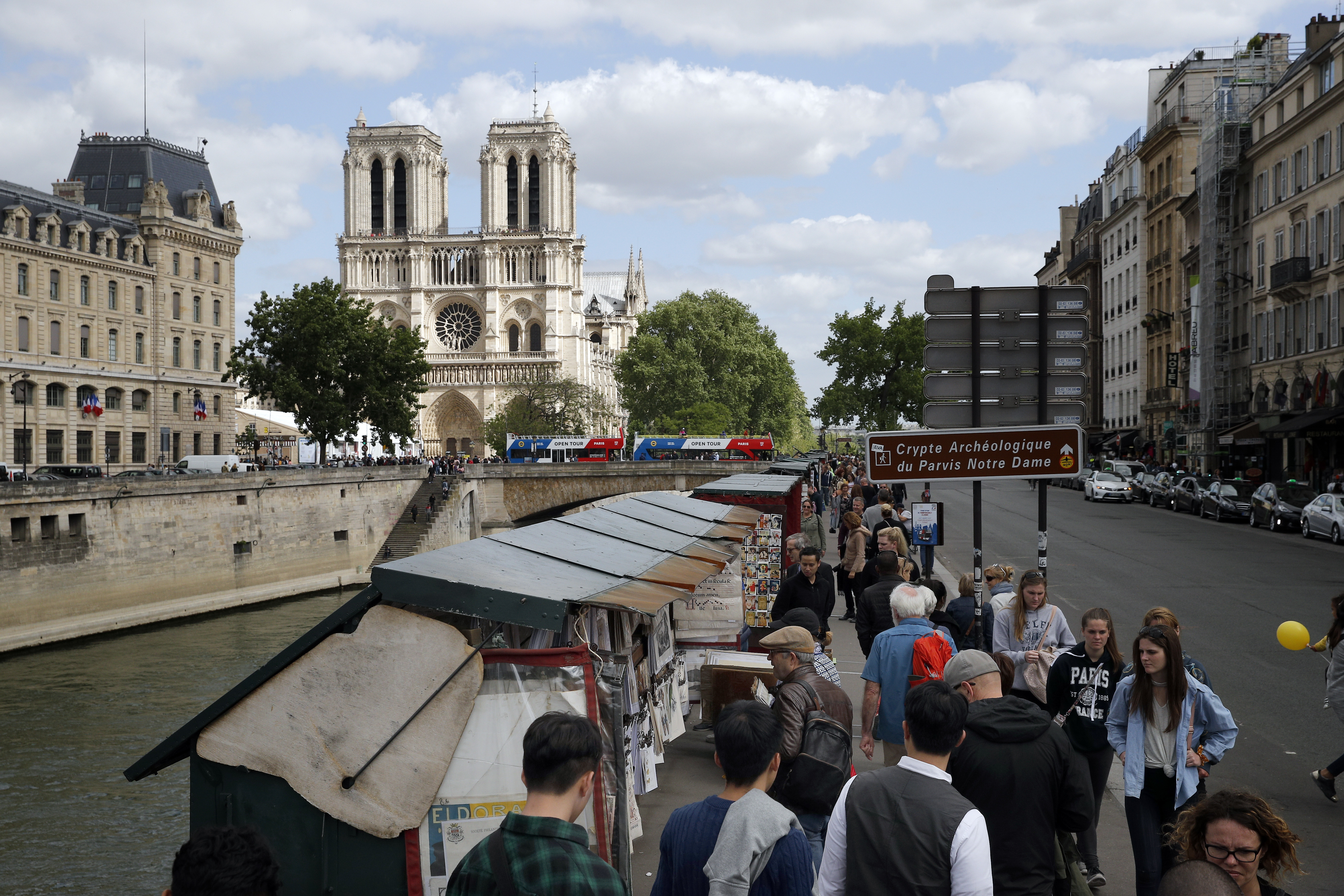 Macron's plans to relocate iconic bookshops ahead of Olympics canceled