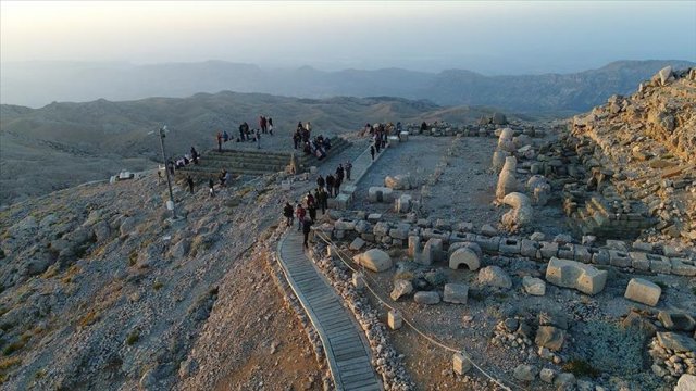 Storied Mt. Nemrut draws global tourists to SE Turkey